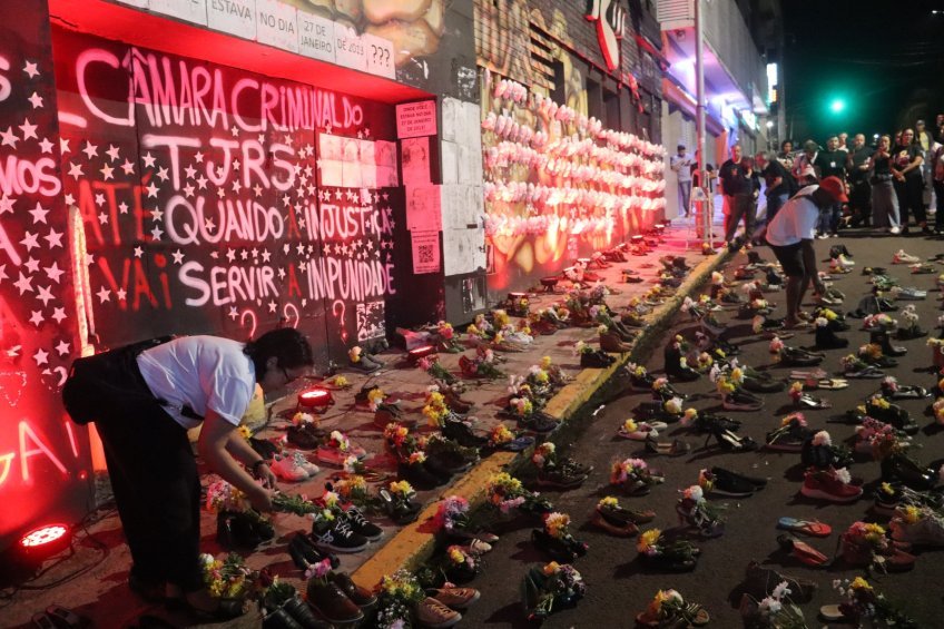 Fachada da Boate Kiss após o incêndio, com homenagens e flores, simbolizando o Caso Kiss: Justiça mantém júri e reduz penas